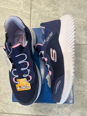 New girls Skechers Sz 2 Navy and Light Pink Slip-On Athletic Shoes
